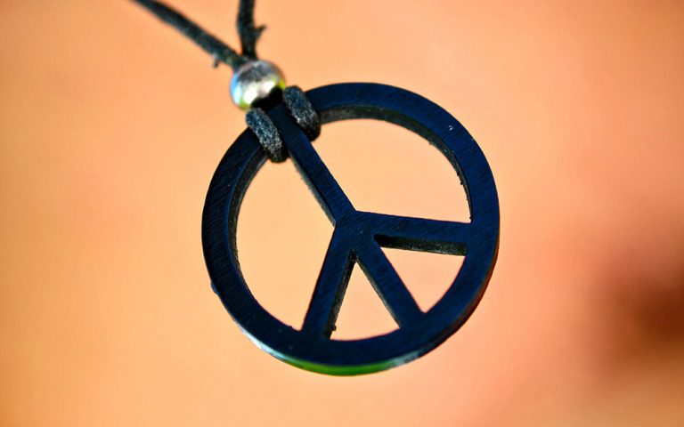 El símbolo de la paz, con un círculo con tres líneas en su interior en forma de huella de ave, fue creado en 1958 por el diseñador británico Gerald Holtom.