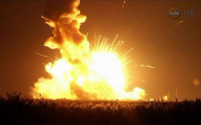 Explota el cohete Antares poco después del despegue