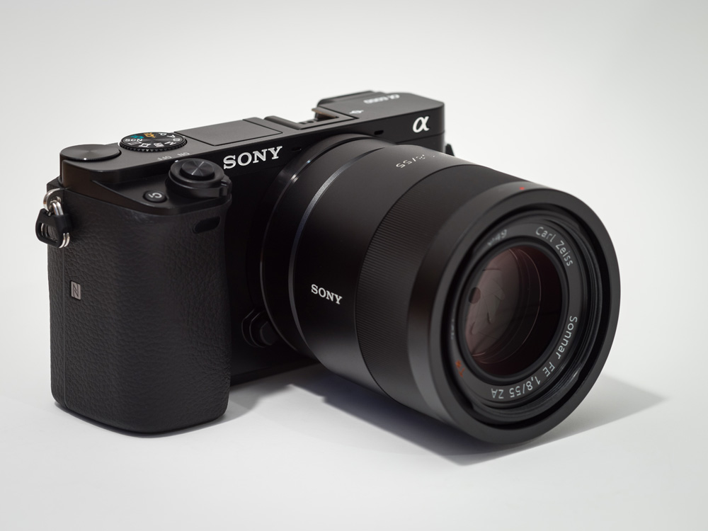 en: Sony Alpha ILCE-6000 camera with lens attached. de: Sony Alpha ILCE-6000 Kamera mit angebrachtem Objektiv.