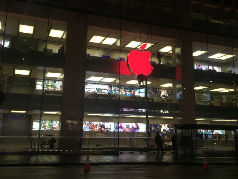 El logo de Apple se vuelve rojo por 24 horas para celebrar el Día Mundial del SIDA