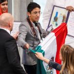 Joven irrumpe en los Nobel de la Paz portando bandera de México manchada de rojo
