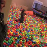 Transforma su casa en una piscina de pelotas de color para bromear a su esposa
