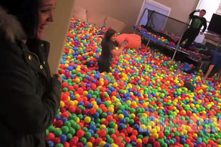 Transforma su casa en una piscina de pelotas de color para bromear a su esposa