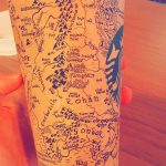 Dibuja un mapa de la Tierra Media del Señor de los Anillos en un vaso de Starbucks