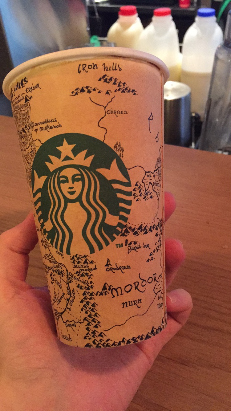 Dibuja un mapa de la Tierra Media del Señor de los Anillos en un vaso de Starbucks