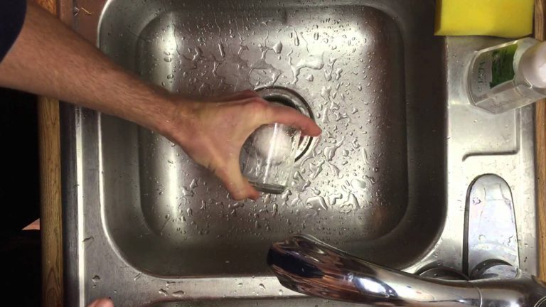 Cómo pelar un huevo duro en solo unos segundos en un vaso de agua
