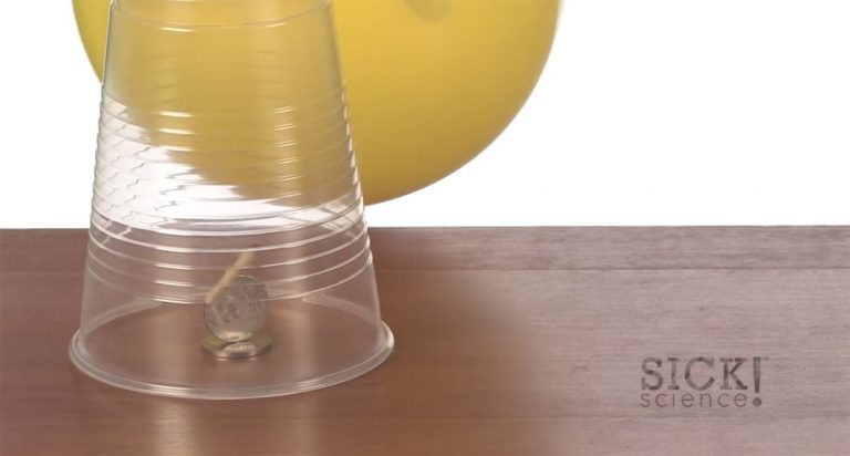 ¿Como hacer que un cerillo gire sobre una moneda dentro de un vaso?
