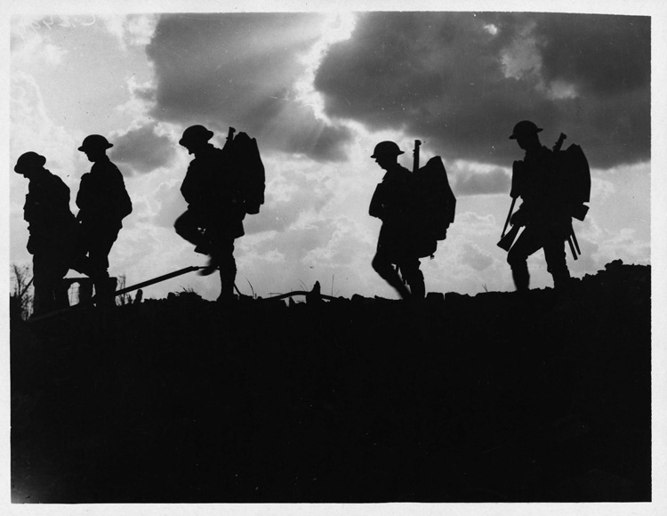 Foto original “Five Soldiers Silhouette at the Battle of Broodseinde” por Ernest Brooks, 1917.