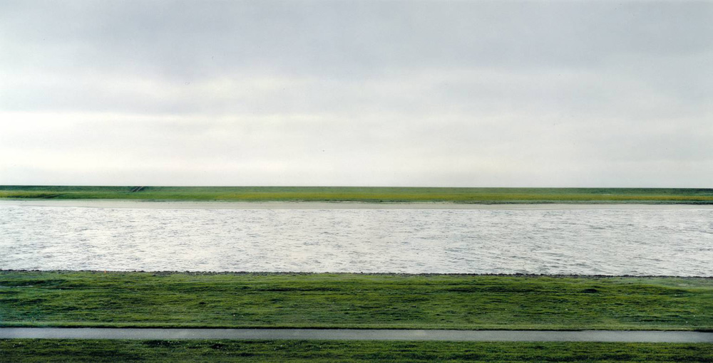 Foto original  “Rhein II” de Andreas Gursky, 1999.