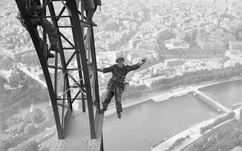 Obrero hace malabarismos en la Torre Eiffel