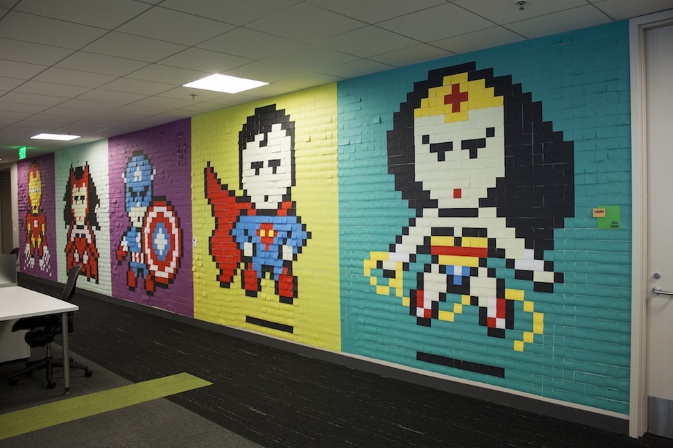 Un diseñador de San Francisco usó más de 8.000 post-it transformar su oficina en un mural con superhéroes pixelados.
