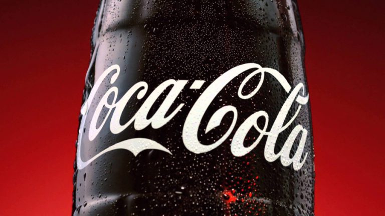 100 años besando la botella Coca-Cola