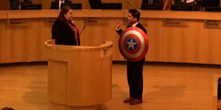 Toma protesta con el escudo del Capitán América