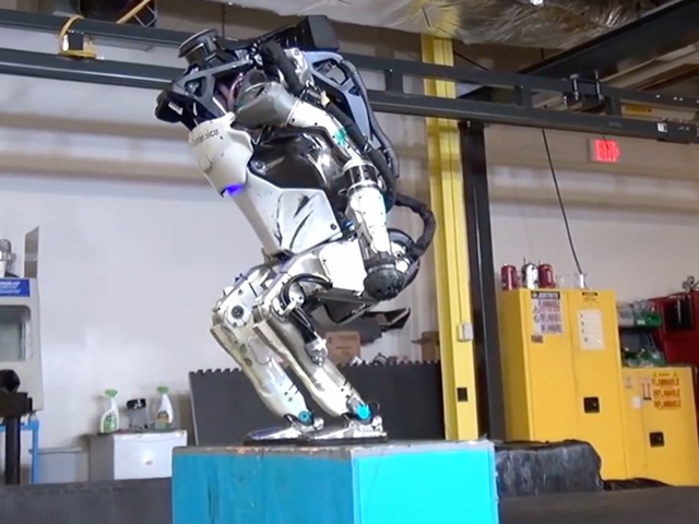 Este es Atlas, el soprendente androide capaz de dar saltos mortales hacia atrás