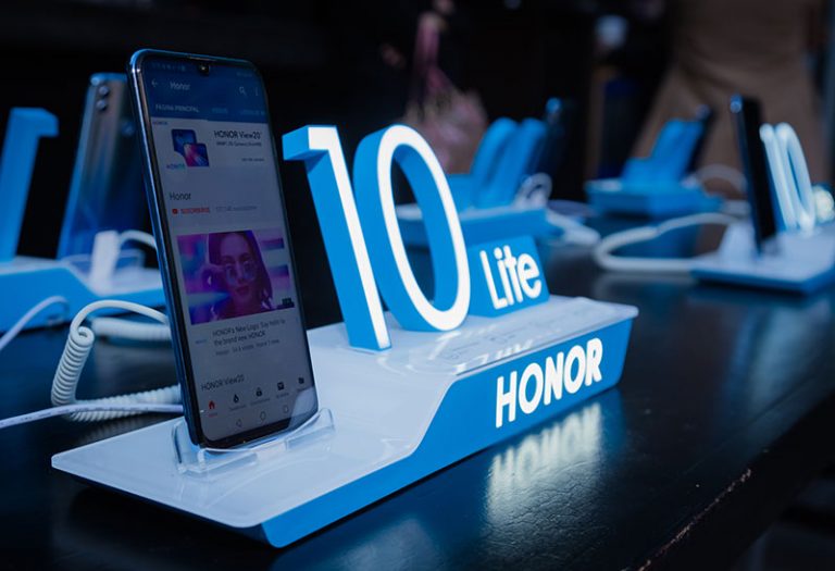 Se presentó en México el Honor 10 Lite, que tendrá un precio de $4,999, disponible el próximo 14 de febrero. La cámara frontal del HONOR 10 Lite que consta de 24 megapixeles, es el aliado perfecto para tomar selfies.