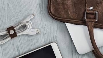 Cable DuraTek™ Plus de Lightning a USB-A Cable con cinta sobre un escritorio 