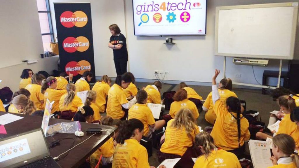 Mastercard capacita alrededor de 400 niñas a través de su programa “Girls4Tech”