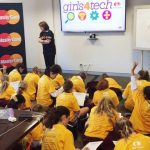 Mastercard capacita alrededor de 400 niñas a través de su programa “Girls4Tech”