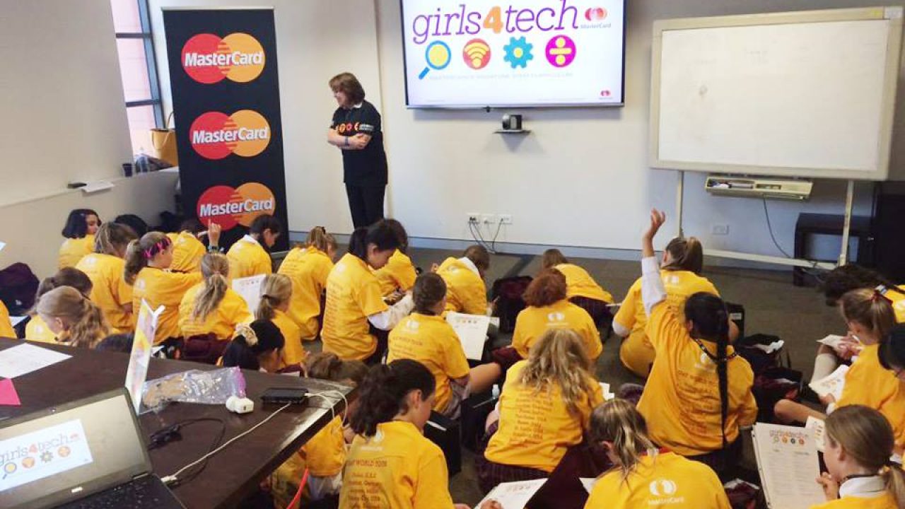 Mastercard capacita alrededor de 400 niñas a través de su programa “Girls4Tech”