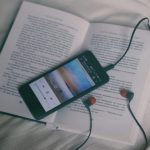 La generación Z sí lee pero con música y podcasts, revela estudio de Spotify