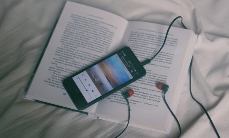 La generación Z sí lee pero con música y podcasts, revela estudio de Spotify