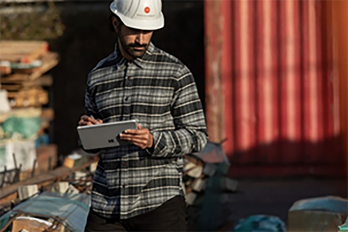 Microsoft Surface: Las fábricas inteligentes se reinventan con el uso de dispositivos versátiles y portables