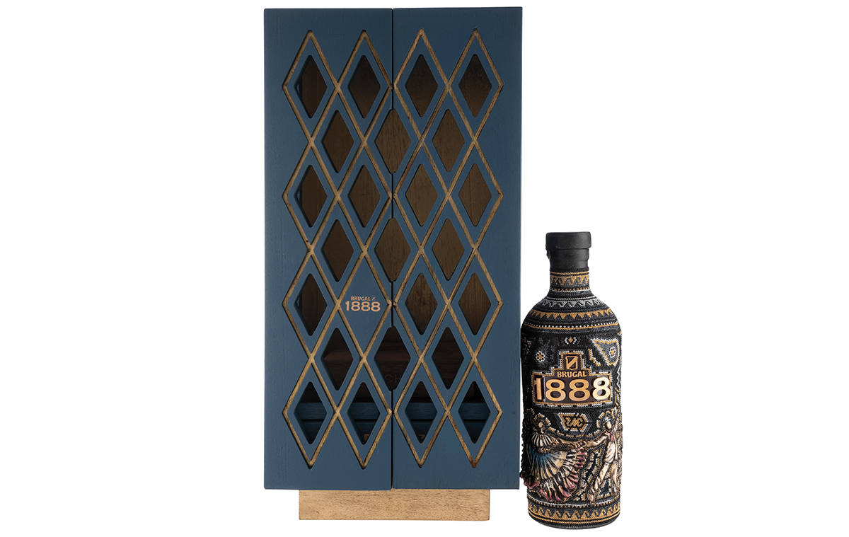 Brugal 1888 y Menchaca Studio celebran la historia de este ron legendario con la subasta de una botella intervenida en chaquira