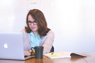 Edutech otorgará 100 becas para apoyar la inclusión femenina en el sector tech