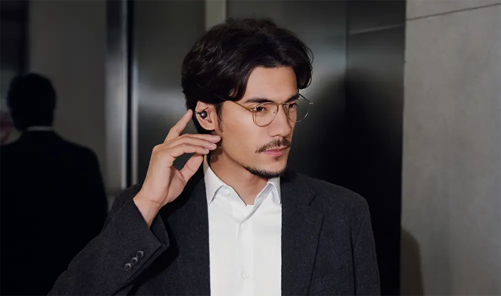 Un hombre con traje y corbata hablando por teléfono
