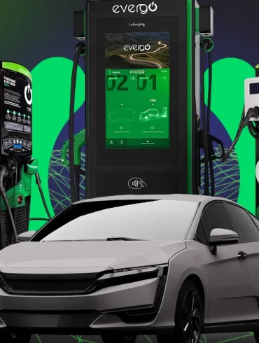 vehículo eléctrico cargando en una estación