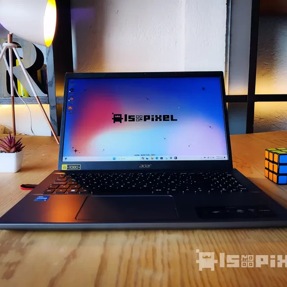 Acer Aspire 5 (2024) mostrando su diseño elegante y puertos de conectividad