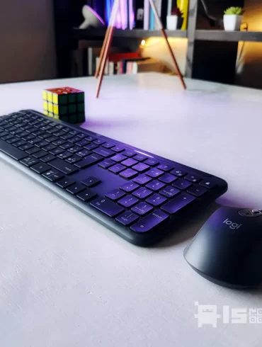Logitech Signature Slim Combo MK950 en un escritorio moderno