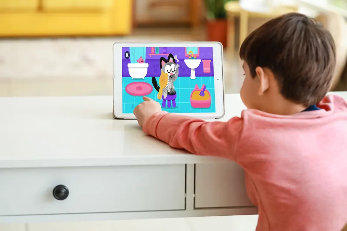 Niños usando la app Lingokids para aprender inglés de manera divertida.