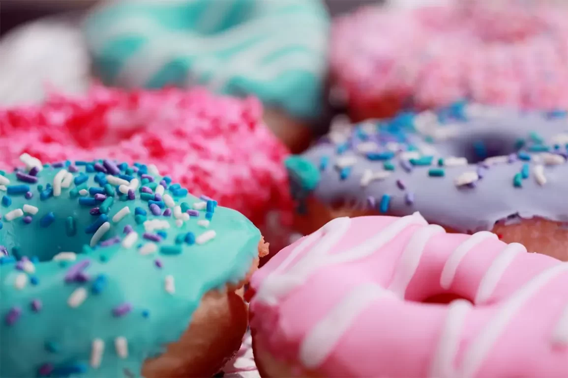 Donas frescas y glaseadas de Krispy Kreme en el Día de la Dona