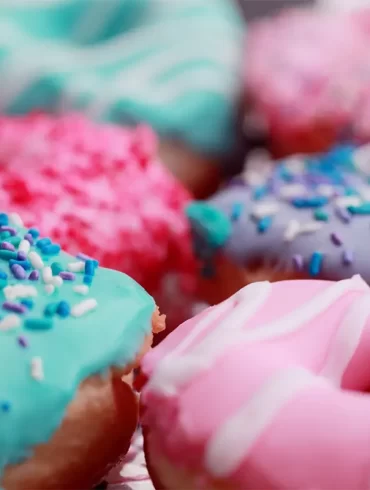 Donas frescas y glaseadas de Krispy Kreme en el Día de la Dona