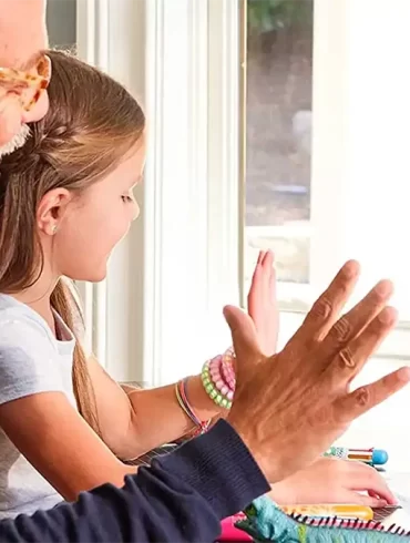 Papá usando dispositivos Amazon en casa