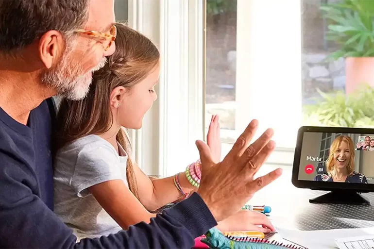 Papá usando dispositivos Amazon en casa