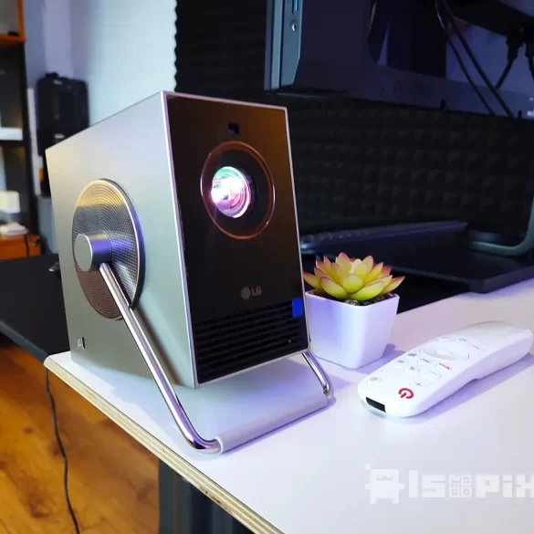 LG CineBeam Q proyectando una imagen vibrante en una estudio
