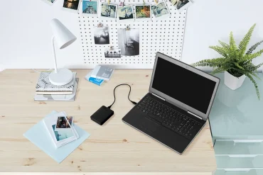 Disco duro portátil WD Elements 6TB en color negro sobre una mesa.