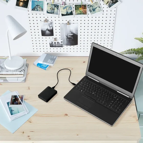 Disco duro portátil WD Elements 6TB en color negro sobre una mesa.
