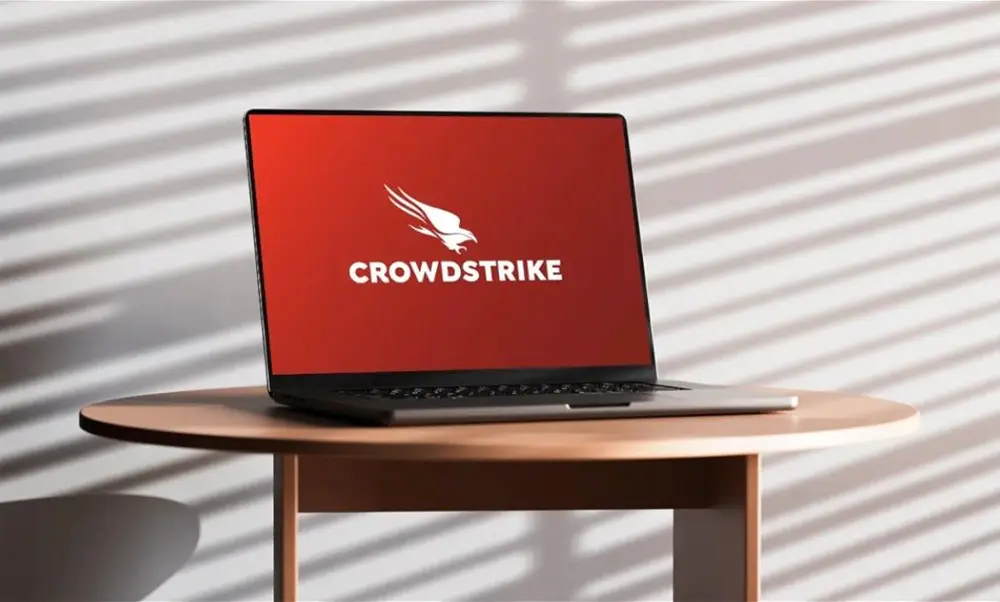 Pantalla de ordenador mostrando un error crítico con el logo de CrowdStrike y Microsoft.