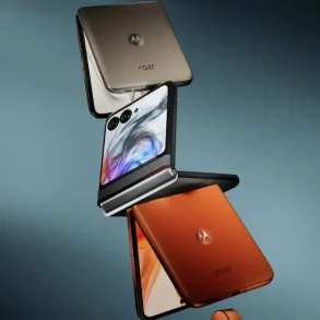 Motorola Razr 50 Ultra en color Peach Fuzz desplegado, mostrando su pantalla externa y diseño elegante.