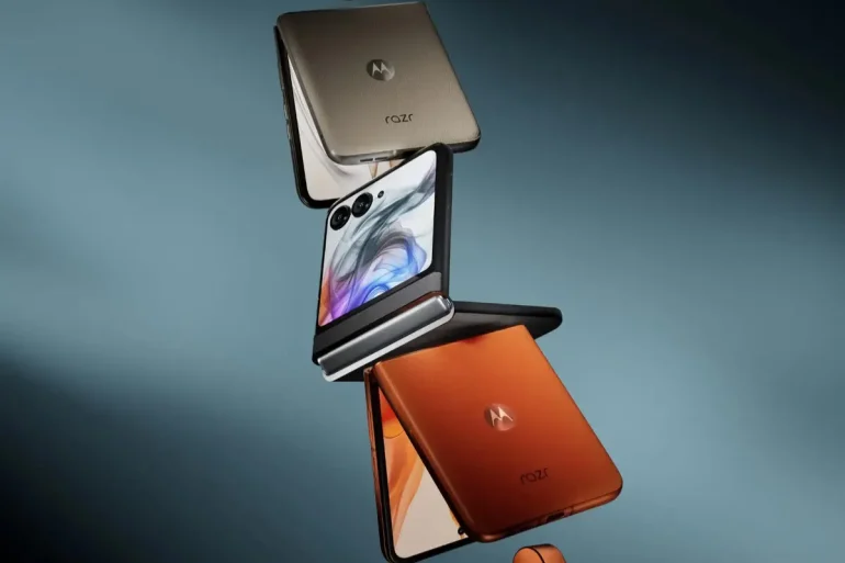 Motorola Razr 50 Ultra en color Peach Fuzz desplegado, mostrando su pantalla externa y diseño elegante.