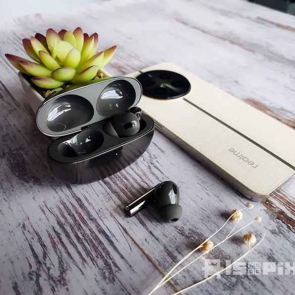 Realme Buds Air6 Pro con estuche de carga en acabado titanio brillante.