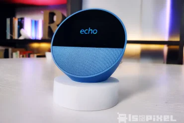 Amazon Echo Spot (2024) mostrando la hora y el clima en una mesita de noche junto a una taza de café.