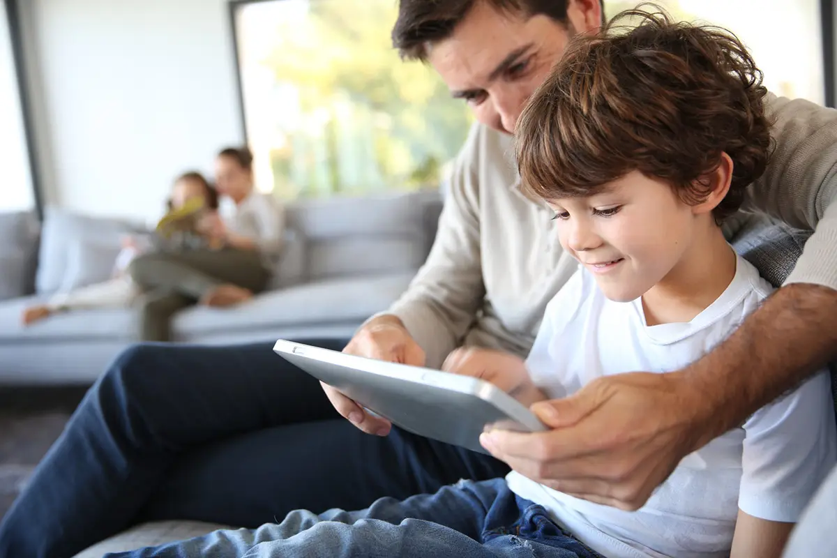 Haz que leer sea una aventura familiar: beneficios de crear hábitos de lectura desde pequeños | Isopixel