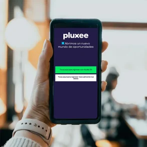 Persona sosteniendo su celular con la app de Pluxee México abierta