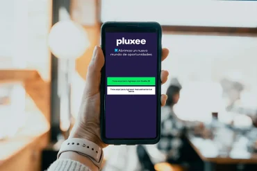 Persona sosteniendo su celular con la app de Pluxee México abierta