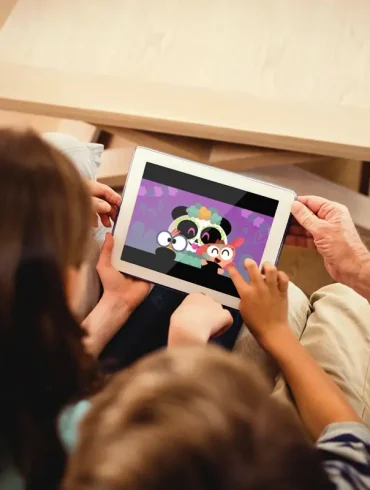 Niños celebrando el Día de Muertos con Lingokids y su nueva canción educativa
