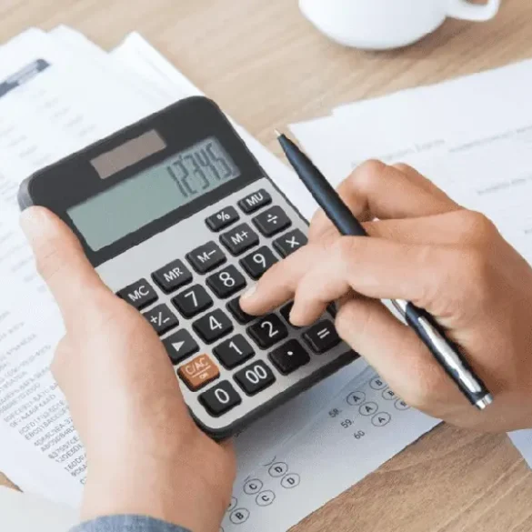 Comparativa entre finiquito e indemnización laboral con íconos de documentos y dinero.